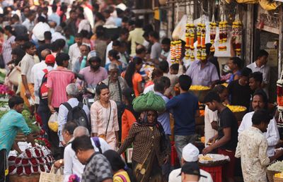 India begins to randomly test international visitors for COVID