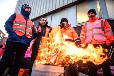 Firefighters strike ballot delayed by Royal Mail strikes as ministers warned of further walk outs in 2023