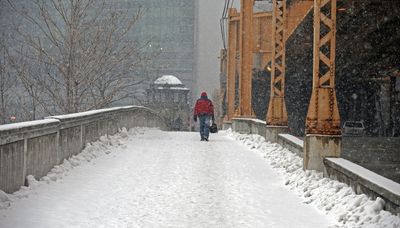 Chicago under winter weather warning: Wind-whipped snow much of the day, temps dropping 20 to 30 degrees, glazed roads
