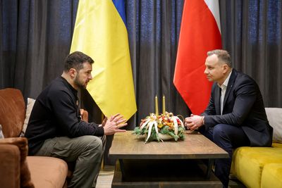 Zelenskiy met Polish president on return from Washington