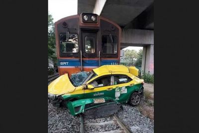 Taxi hit by train at crossing, cabbie killed