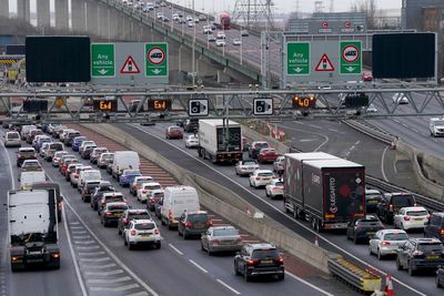 M25 traffic: Christmas getaways hit as flooding closes major motorway