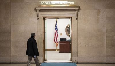 What does the mayor of Chicago do?