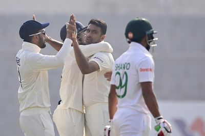 Liton holds firm but Bangladesh in tatters at tea