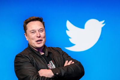 Elon loves far right, bans journalists