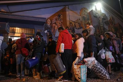 Migrants warmed by the community as freezing temperatures linger in El Paso