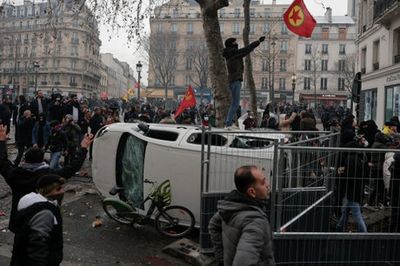 Fresh clashes break out in Paris after shooting at Kurdish cultural centre