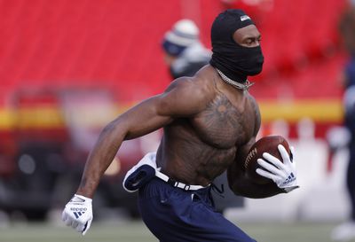 D.K. Metcalf, Seahawks receivers ‘warm up’ shirtless at frigid Arrowhead Stadium