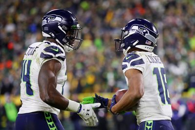 Tyler Lockett defends DK Metcalf, Seahawks teammates from Twitter sidelines