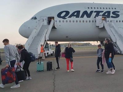 Qantas recovery flight to make way to UK