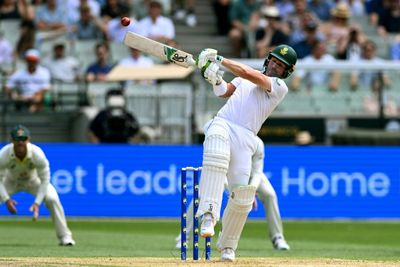 Late wickets leave South Africa shellshocked in 2nd Australia Test