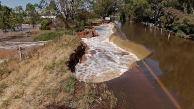Water levels peak in Renmark as flood-damaged road near Bolto triggers 'shelter-in-place' warning