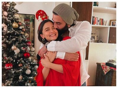 We just can't get over this romantic photo of Ranbir Kapoor kissing wifey Alia Bhatt on the cheek at their Christmas celebrations at home