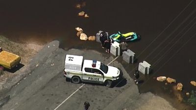 Family rescued after boat sinks in flooding River Murray, cash grants announced