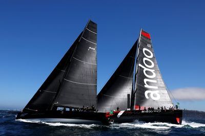 Andoo Comanche leads Sydney-Hobart yacht race