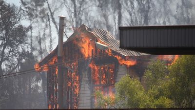 Bushfire in Rosebery, on Tasmania's west coast, contained after destroying hotel, heritage centre