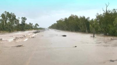'Slight' freight delays after Stuart Highway re-opens, but major Northern Territory transport routes remain closed due to flooding
