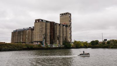 Despite protests, Damen Silos sold by state to controversial buyer