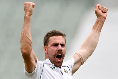 S. Africa make inroads in 2nd Test but Carey 50 keeps Australia on top