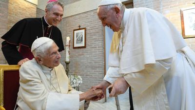 Vatican says Benedict XVI's health worsening, Pope Francis asks for prayers