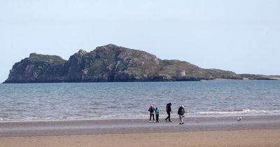 Beach-goers encouraged to incorporate the two-minute coastal clean into their New Year's resolutions for 2023