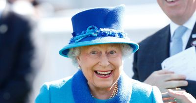 Unbelievable moment the Queen wasn't recognised by American tourists - and her reply
