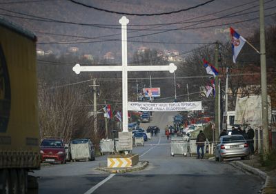 Protesting Serbs in northern Kosovo start removing barricades