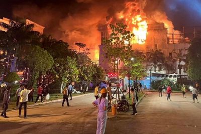 Huge fire in Poipet hotel-casino