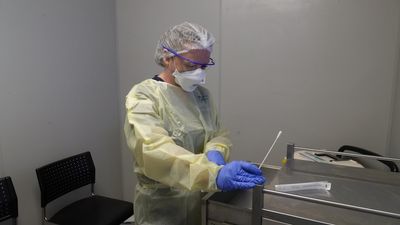 State-funded COVID testing sites close in Victoria as free RATs offered instead of PCRs