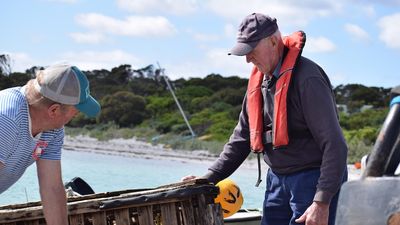 Flinders Island's last crayfisher calls it a day, saying red tape has put an end to small operators