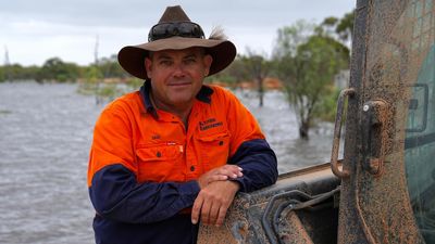 Earthmovers go from competitors to comrades as Murray River locals share gratitude for non-stop levee works