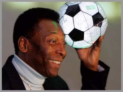 Kareena Kapoor Khan, Vicky Kaushal, Abhishek Bachchan, AR Rahman and others mourn the loss of football legend Pele
