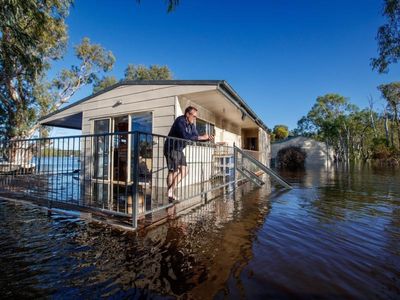 Fridges afloat as SA shacks underwater