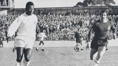 Remembering Pelé's trip to Australia with Santos in 1972 — and the Socceroo who stopped him