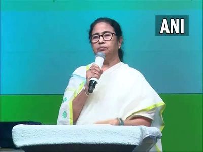 Mamata Banerjee refuses to sit on dais at Howrah station