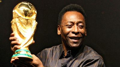 World pays hommage to Brazilian 'king of football' Pelé