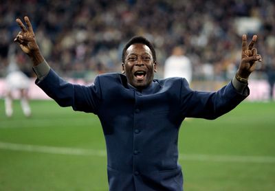 Loyal to Santos, Pelé toured and scored in Europe