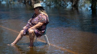 Moorook community rallies to save homes from rising River Murray as peak approaches