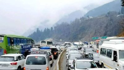 Roads in Himachal Pradesh choke as tourists head to hill stations for New Year celebrations