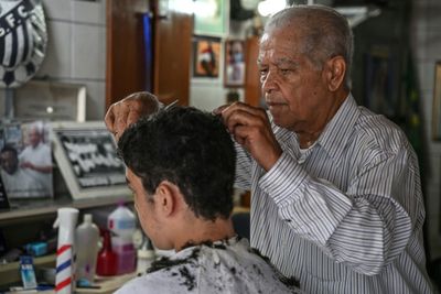 Pele's barber of 60 years laments a double loss