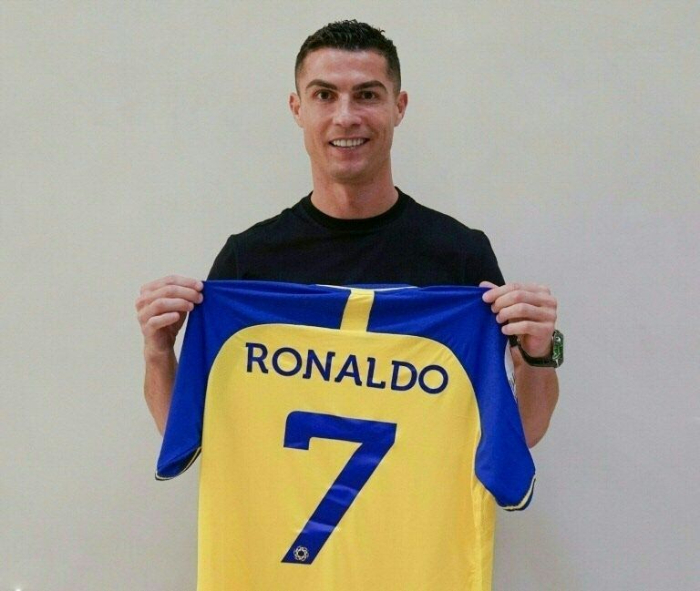 Cristiano Ronaldo transfer sparks influx of Al-Nassr shirt sales as fans  flock to store - Mirror Online