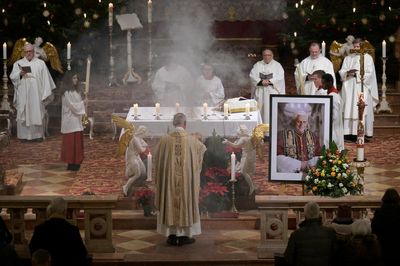 Believers gather at Bavarian pilgrimage town to mourn pope