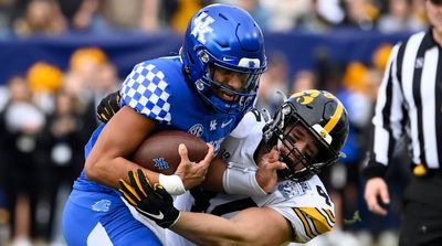 Iowa Jumps Out to Lead Over Kentucky With Pair of Pick Sixes