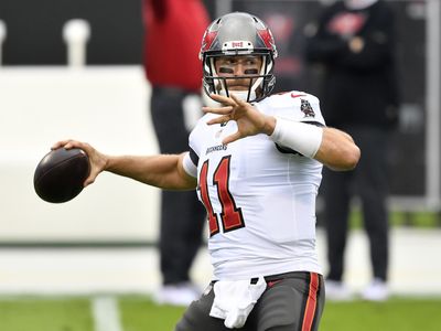 Buccaneers quarterback Blaine Gabbert helps rescue a family from a helicopter crash