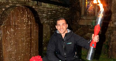 Thousands brave the weather as Nos Galan road races return with rugby hero unveiled as mystery runner