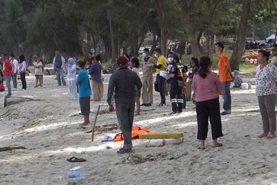 Lifeguard dies in search for missing girl off Songkhla beach