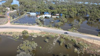 Menindee residents on flood alert as Darling River continues to rise threatening more homes
