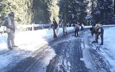 J-K: Snow-Clearing Parties Deployed In Doda As Tourist Inflow Continues