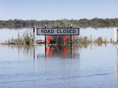 Floods steady as NSW town's peak revised