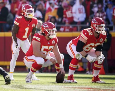 Chiefs LG Joe Thuney dealing with ankle injury vs. Broncos